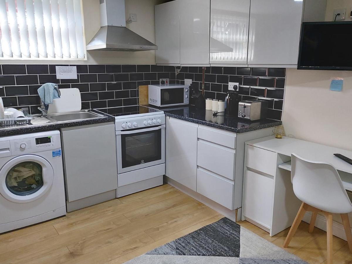 לידס Lovely Studio-Flat With Free Parking, Free Wifi. מראה חיצוני תמונה
