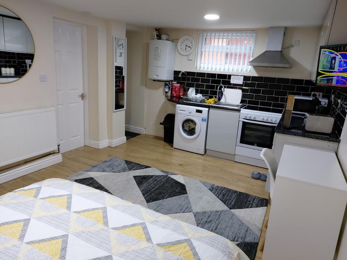 לידס Lovely Studio-Flat With Free Parking, Free Wifi. מראה חיצוני תמונה