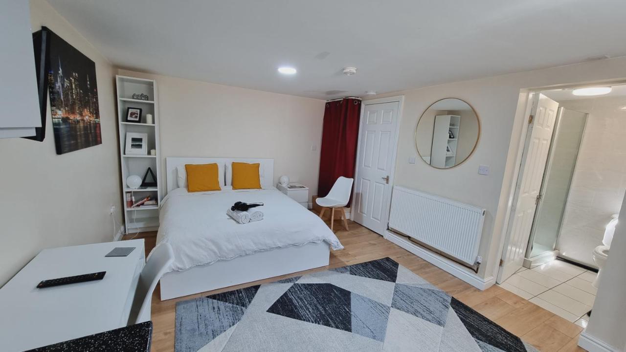 לידס Lovely Studio-Flat With Free Parking, Free Wifi. מראה חיצוני תמונה