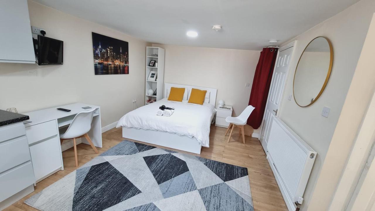לידס Lovely Studio-Flat With Free Parking, Free Wifi. מראה חיצוני תמונה