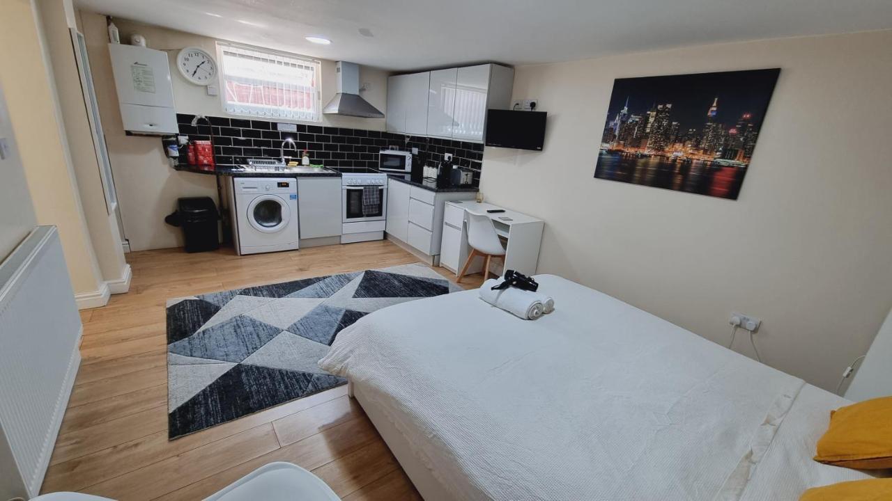 לידס Lovely Studio-Flat With Free Parking, Free Wifi. מראה חיצוני תמונה