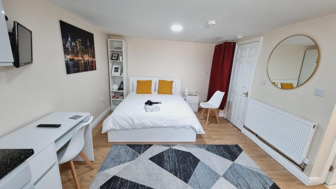 לידס Lovely Studio-Flat With Free Parking, Free Wifi. מראה חיצוני תמונה